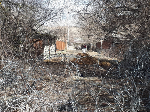 "ხილის ხეებს ჭრიდნენ..." - ოკუპანტებმა გივი ბატონესაშვილის ეზო მავთულხლართებით ორად გაყვეს