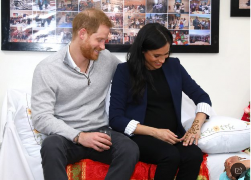 მეგან მარკლი, ხაკისფერ ქურთუკში და ჯინსის შარვალში პოზირებს(ფოტოკოლაჟი)