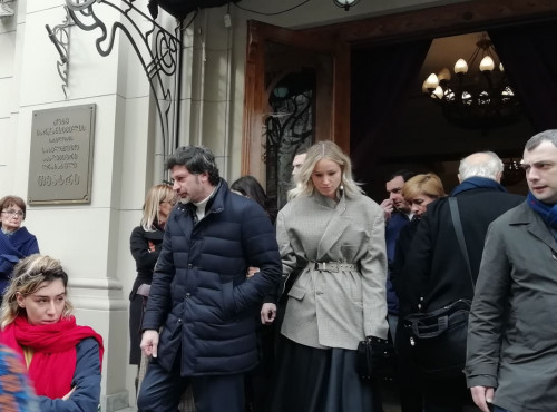 მარჯანიშვილის თეატრში მსახიობ გურანდა გაბუნიას სამოქალაქო პანაშვიდი მიმდინარეობს (ფოტოკოლაჟი)