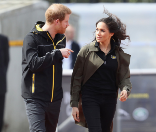 მეგან მარკლი, ხაკისფერ ქურთუკში და ჯინსის შარვალში პოზირებს(ფოტოკოლაჟი)