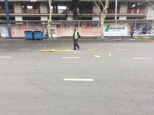 პეკინზე, ქარმა მშენებარე კორპუსიდან ფიცრები გადმოყარა (ფოტოები)