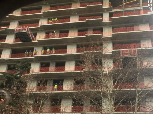 პეკინზე, ქარმა მშენებარე კორპუსიდან ფიცრები გადმოყარა (ფოტოები)