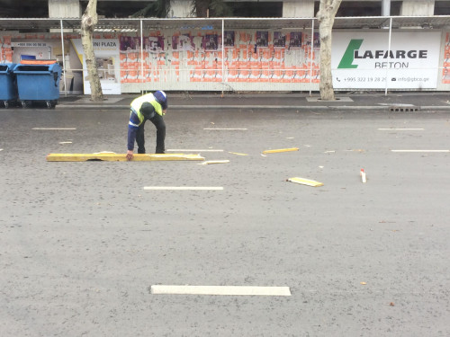 პეკინზე, ქარმა მშენებარე კორპუსიდან ფიცრები გადმოყარა (ფოტოები)