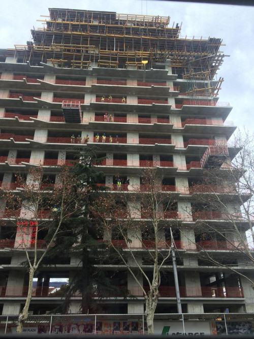 პეკინზე, ქარმა მშენებარე კორპუსიდან ფიცრები გადმოყარა (ფოტოები)