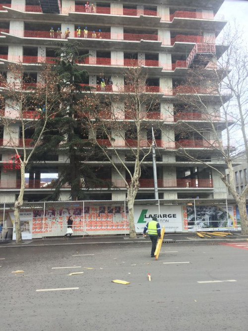 პეკინზე, ქარმა მშენებარე კორპუსიდან ფიცრები გადმოყარა (ფოტოები)