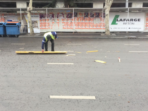 პეკინზე, ქარმა მშენებარე კორპუსიდან ფიცრები გადმოყარა (ფოტოები)