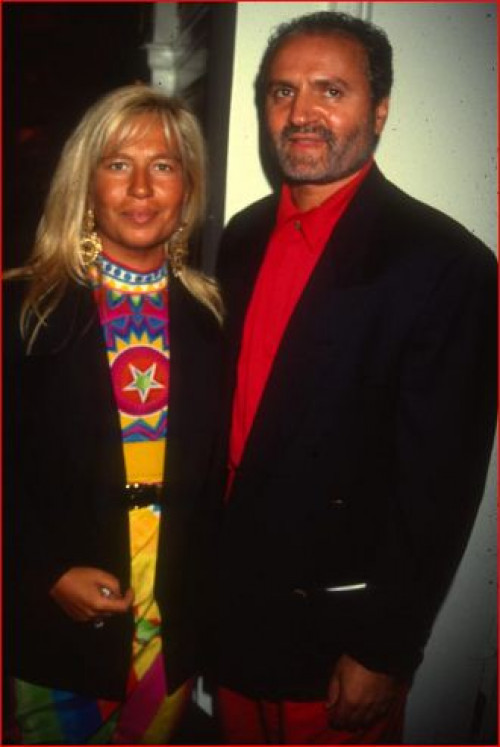  პენელოპა კრუზი "Versace"-ს ბრენდის სამოსში პოზირებს - "ამერიკული კრიმინალური ისტორია" - ს სტილი  