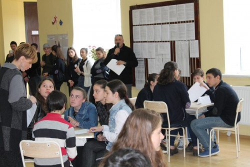  ზესტაფონში სასკოლო ოლიმპიადა „ეკოლოგიკის“ პირველი ეტაპის შეჯიბრი გაიმართა (ფოტოკოლაჟი)