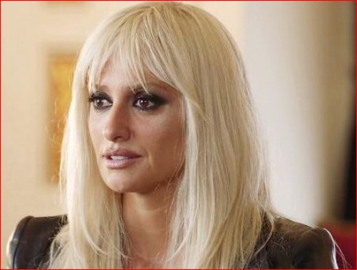  პენელოპა კრუზი "Versace"-ს ბრენდის სამოსში პოზირებს - "ამერიკული კრიმინალური ისტორია" - ს სტილი  