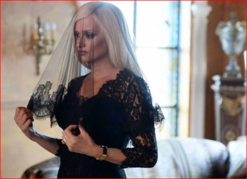  პენელოპა კრუზი "Versace"-ს ბრენდის სამოსში პოზირებს - "ამერიკული კრიმინალური ისტორია" - ს სტილი  