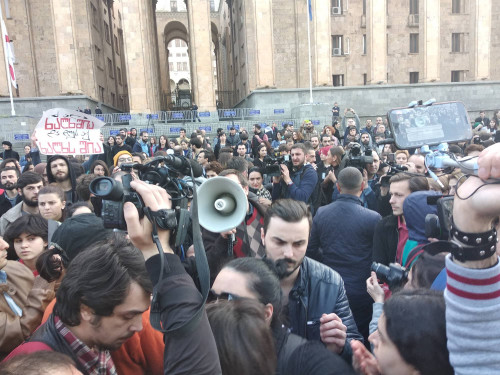 პარლამენტის წინ  "აუდიტორია 115"-ის წევრები დააკავეს (live)