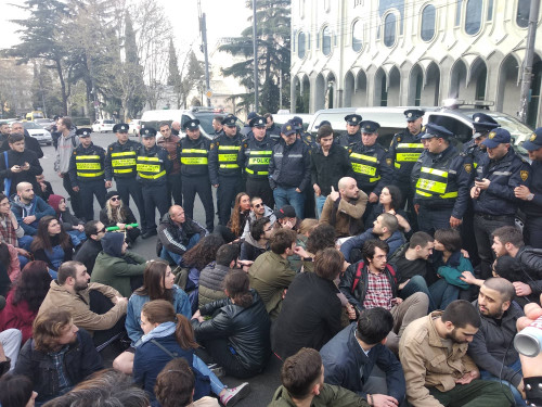 პარლამენტის წინ  "აუდიტორია 115"-ის წევრები დააკავეს (live)