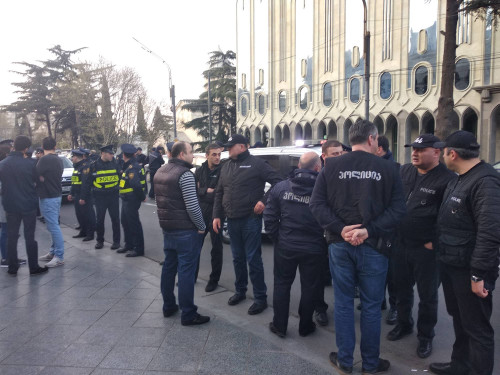 პარლამენტის წინ  "აუდიტორია 115"-ის წევრები დააკავეს (live)