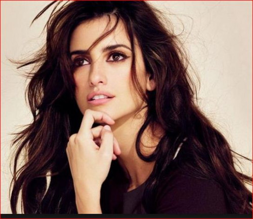  პენელოპა კრუზი "Versace"-ს ბრენდის სამოსში პოზირებს - "ამერიკული კრიმინალური ისტორია" - ს სტილი  