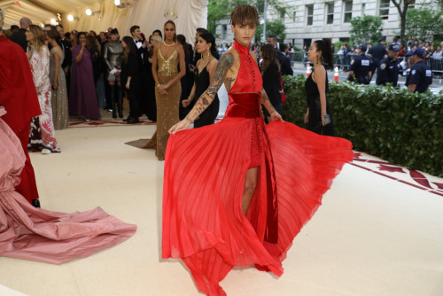 როგორ გამოიყურებოდნენ ვარსკვლავები Met Gala 2018-ზე - ფოტოები 