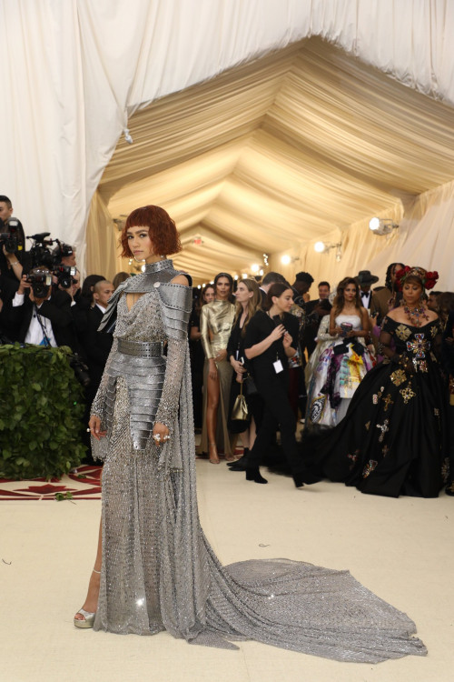 როგორ გამოიყურებოდნენ ვარსკვლავები Met Gala 2018-ზე - ფოტოები 