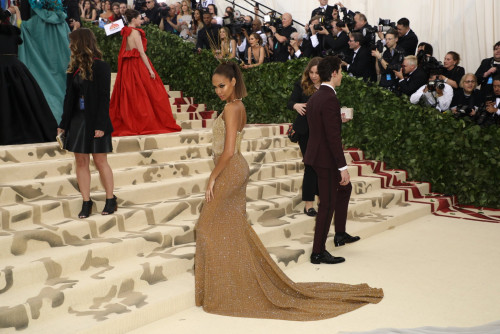 როგორ გამოიყურებოდნენ ვარსკვლავები Met Gala 2018-ზე - ფოტოები 