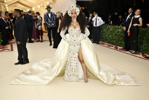 როგორ გამოიყურებოდნენ ვარსკვლავები Met Gala 2018-ზე - ფოტოები 