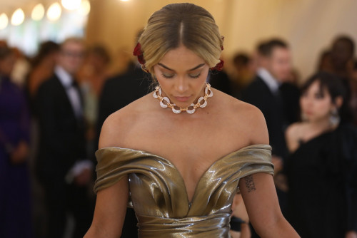 როგორ გამოიყურებოდნენ ვარსკვლავები Met Gala 2018-ზე - ფოტოები 