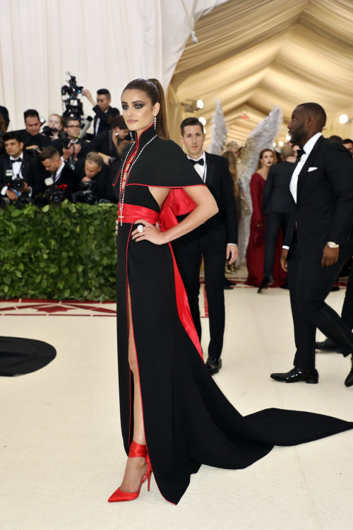 როგორ გამოიყურებოდნენ ვარსკვლავები Met Gala 2018-ზე - ფოტოები 