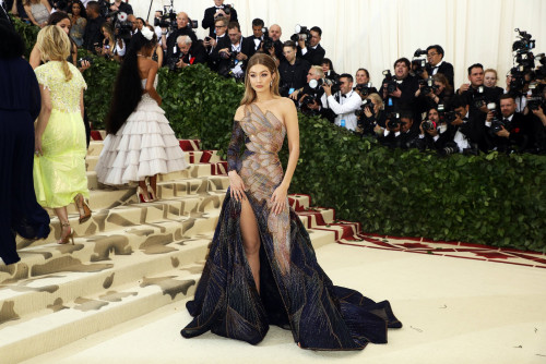 როგორ გამოიყურებოდნენ ვარსკვლავები Met Gala 2018-ზე - ფოტოები 