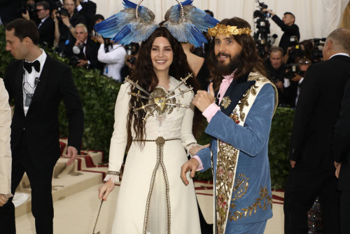 როგორ გამოიყურებოდნენ ვარსკვლავები Met Gala 2018-ზე - ფოტოები 