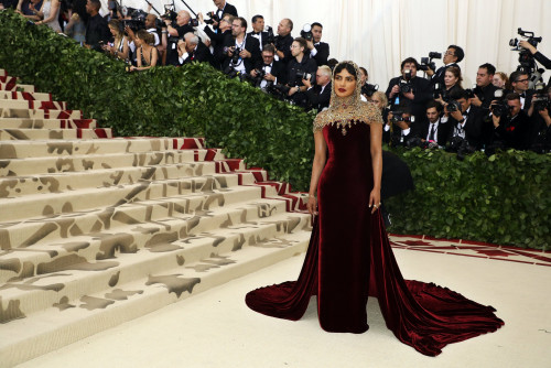 როგორ გამოიყურებოდნენ ვარსკვლავები Met Gala 2018-ზე - ფოტოები 