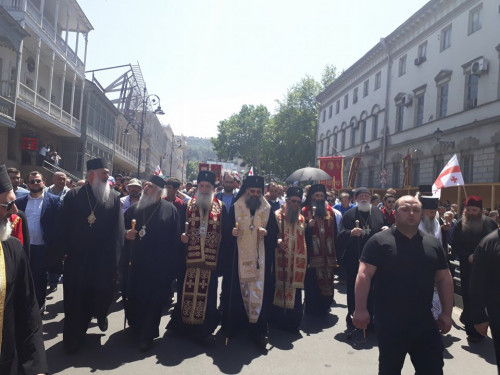 ოჯახის სიწმინდის და სიმტკიცის დაცვის დღისადმი მიძღვნილი მსვლელობა დასრულდა (ფოტოკოლაჟი)