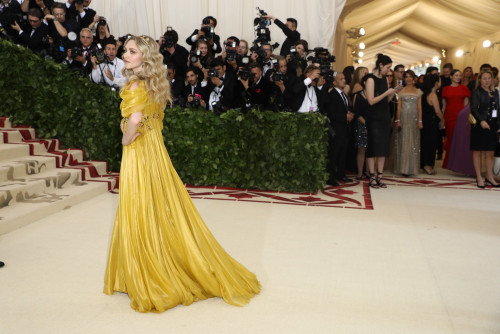 როგორ გამოიყურებოდნენ ვარსკვლავები Met Gala 2018-ზე - ფოტოები 