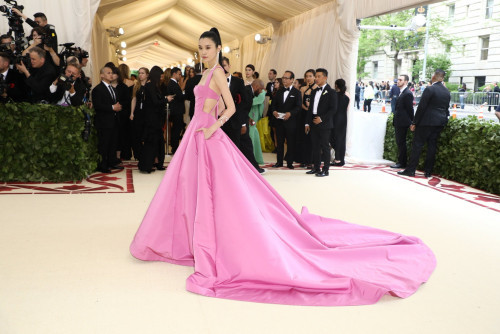 როგორ გამოიყურებოდნენ ვარსკვლავები Met Gala 2018-ზე - ფოტოები 