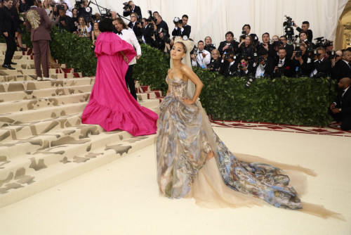 როგორ გამოიყურებოდნენ ვარსკვლავები Met Gala 2018-ზე - ფოტოები 