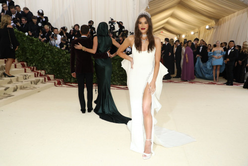 როგორ გამოიყურებოდნენ ვარსკვლავები Met Gala 2018-ზე - ფოტოები 