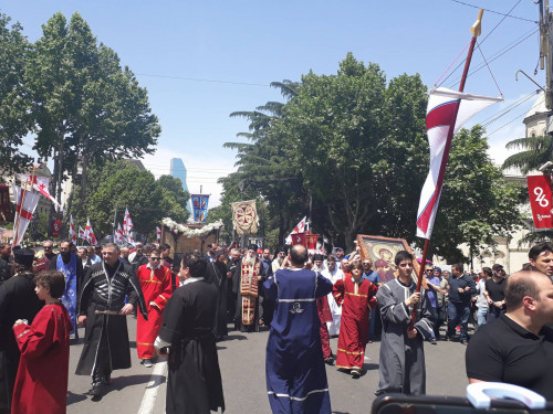 ოჯახის სიწმინდის და სიმტკიცის დაცვის დღისადმი მიძღვნილი მსვლელობა დასრულდა (ფოტოკოლაჟი)