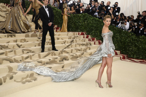 როგორ გამოიყურებოდნენ ვარსკვლავები Met Gala 2018-ზე - ფოტოები 