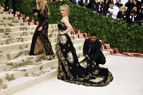 როგორ გამოიყურებოდნენ ვარსკვლავები Met Gala 2018-ზე - ფოტოები 