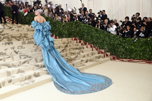 როგორ გამოიყურებოდნენ ვარსკვლავები Met Gala 2018-ზე - ფოტოები 