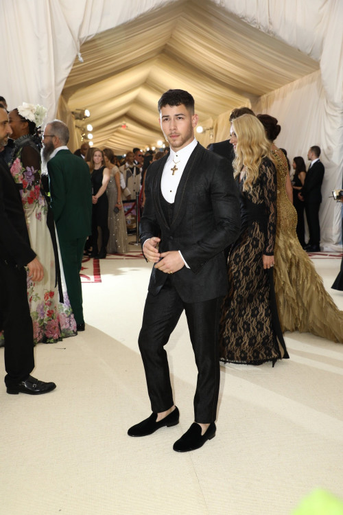 როგორ გამოიყურებოდნენ ვარსკვლავები Met Gala 2018-ზე - ფოტოები 