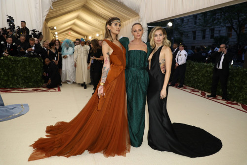 როგორ გამოიყურებოდნენ ვარსკვლავები Met Gala 2018-ზე - ფოტოები 