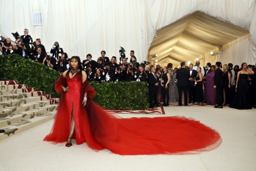 როგორ გამოიყურებოდნენ ვარსკვლავები Met Gala 2018-ზე - ფოტოები 