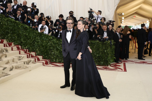 როგორ გამოიყურებოდნენ ვარსკვლავები Met Gala 2018-ზე - ფოტოები 