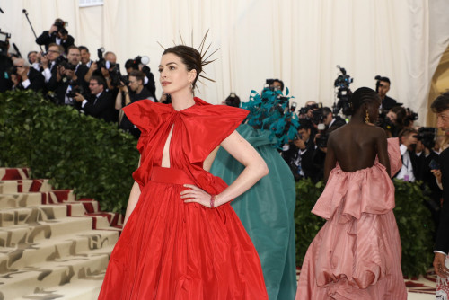 როგორ გამოიყურებოდნენ ვარსკვლავები Met Gala 2018-ზე - ფოტოები 