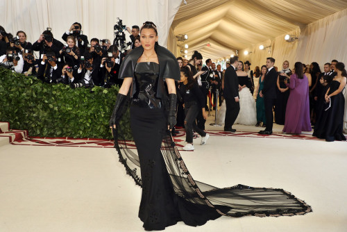 როგორ გამოიყურებოდნენ ვარსკვლავები Met Gala 2018-ზე - ფოტოები 