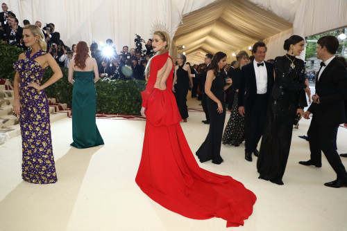 როგორ გამოიყურებოდნენ ვარსკვლავები Met Gala 2018-ზე - ფოტოები 