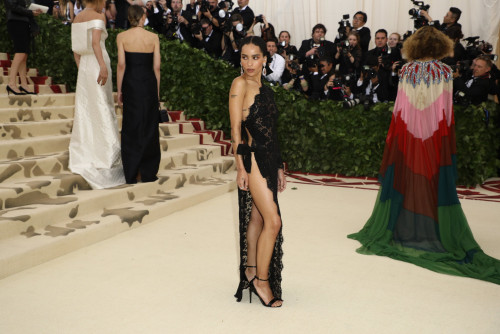 როგორ გამოიყურებოდნენ ვარსკვლავები Met Gala 2018-ზე - ფოტოები 