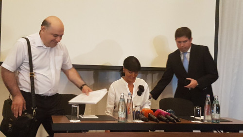 რისთვის ჩამოვიდა მაკა ასათიანი საქართველოში და როგორ გამოიყურებოდა პრესკონფერენციაზე - (ფოტოკოლაჟი)