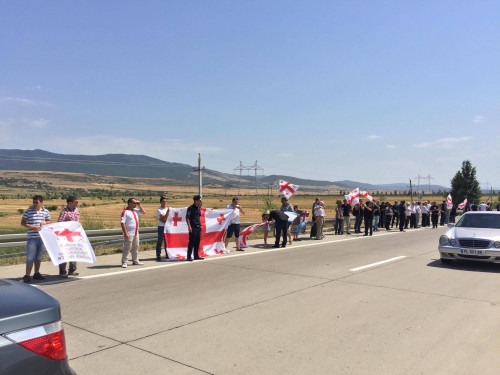 "ძალა ერთობაშია" - ცერტრალურ მაგისტრალზე, სოფელ ყარაფილასთან აქცია მიმდინაროებს (ფოტოკოლაჟი)