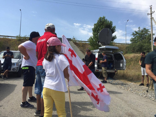 სოფელ ყარაფილასთან აქციის "ძალა ერთობაშია" მონაწილეები იკრიბებიან