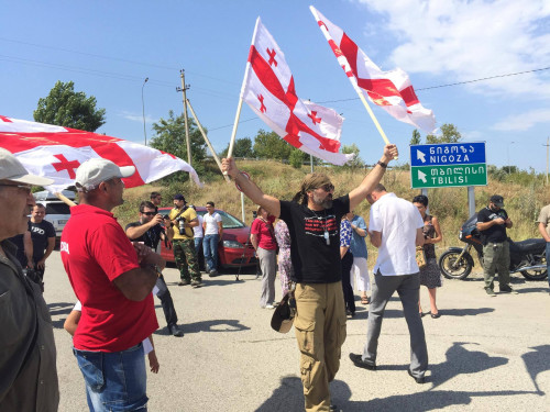 "ძალა ერთობაშია" - ცერტრალურ მაგისტრალზე, სოფელ ყარაფილასთან აქცია მიმდინაროებს (ფოტოკოლაჟი)