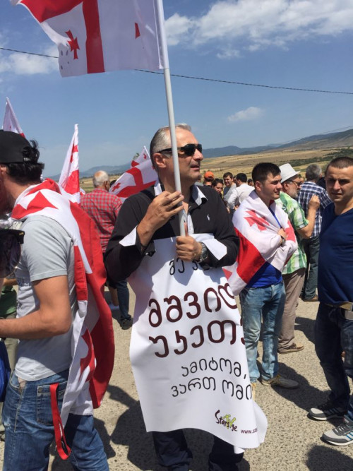 "ძალა ერთობაშია" - ცერტრალურ მაგისტრალზე, სოფელ ყარაფილასთან აქცია მიმდინაროებს (ფოტოკოლაჟი)