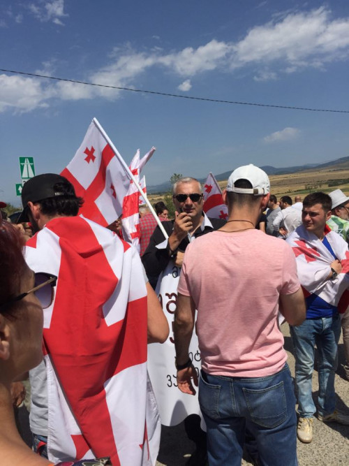 "ძალა ერთობაშია" - ცერტრალურ მაგისტრალზე, სოფელ ყარაფილასთან აქცია მიმდინაროებს (ფოტოკოლაჟი)